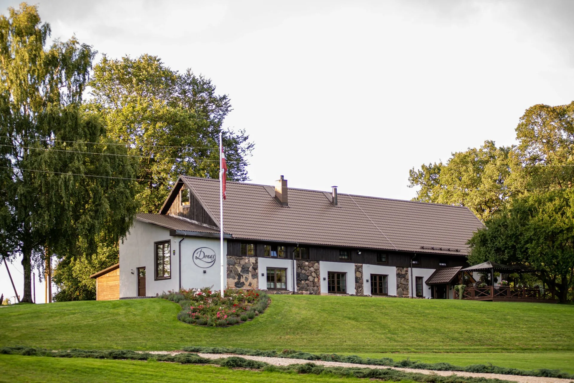 Svinēt dzīvi. Nesteidzīgi.
